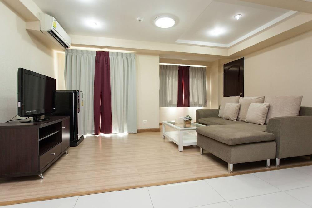 Alisha Court Hotel & Residence Бангкок Экстерьер фото