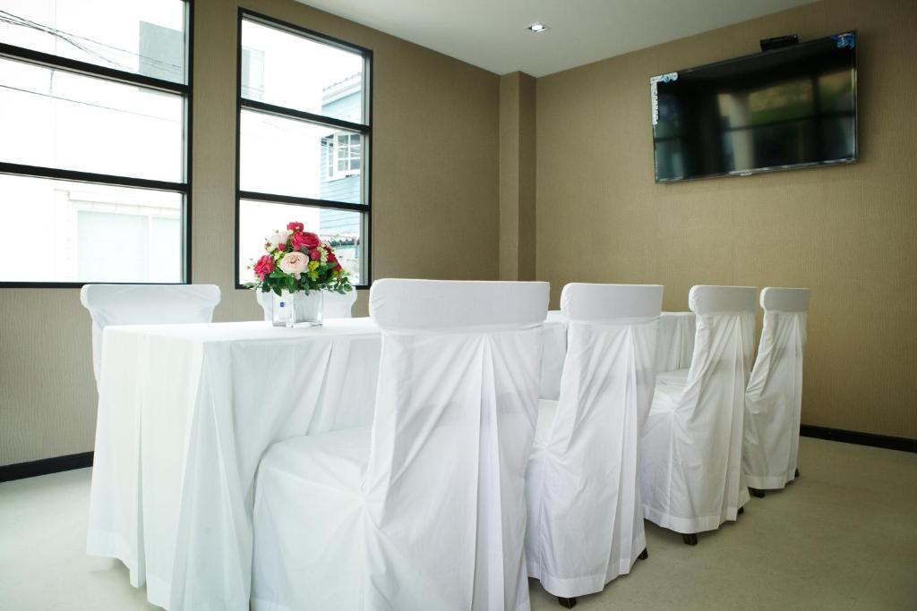 Alisha Court Hotel & Residence Бангкок Экстерьер фото