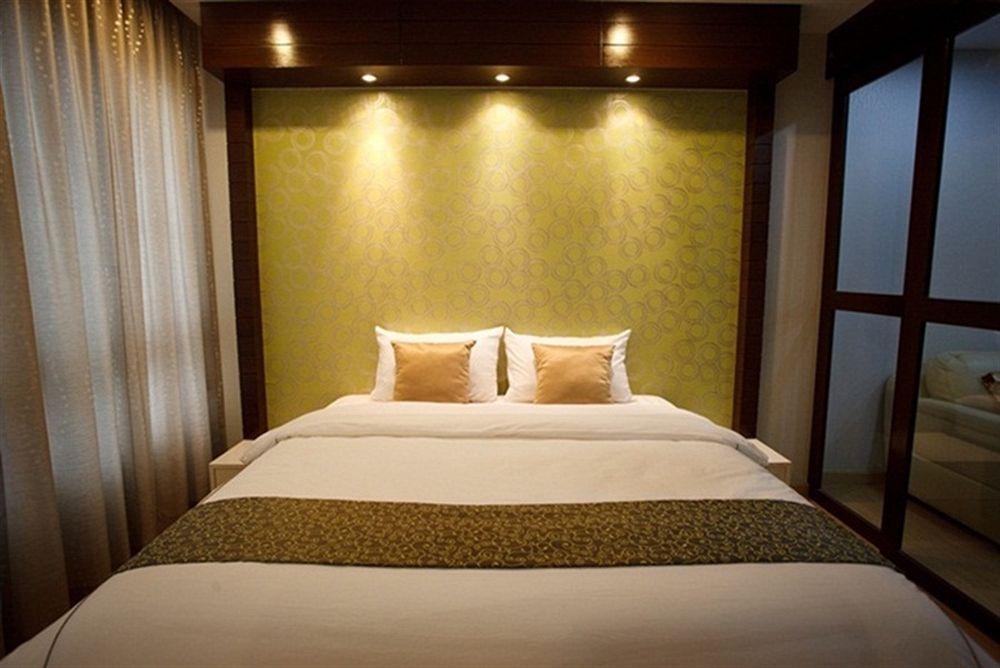 Alisha Court Hotel & Residence Бангкок Экстерьер фото